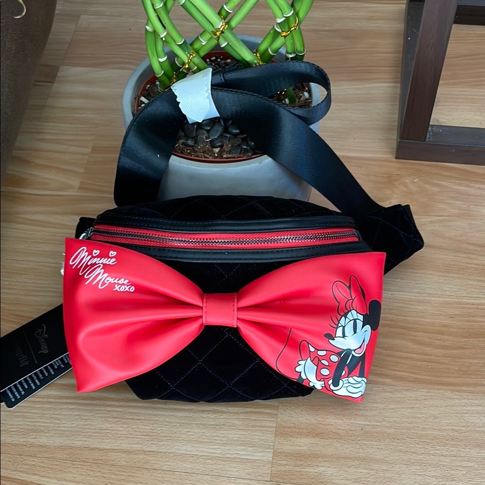 NWT⚡️DISNEY⚡️Loungefly Minnie Mouse black + red bow belt/sling bag (adjustable)
